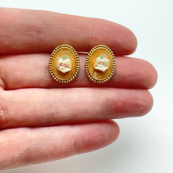 Vintage 1928 Brand Earrings Rose Pierced Peach Enamel .75" New On Card - Picture 2 of 4